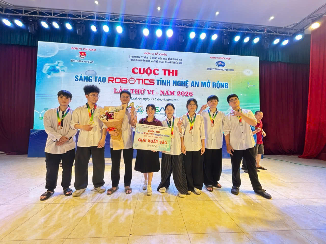 Câu lạc bộ STEM - HSI CHẠM TAY ĐẾN CHIẾN THẮNG ĐẦU TIÊN: KHỞI ĐẦU CHO HÀNH TRÌNH RỰC RỠ 